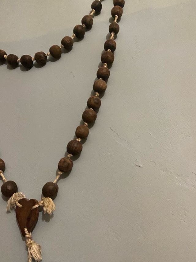 Rosario de pared antiguo de madera.