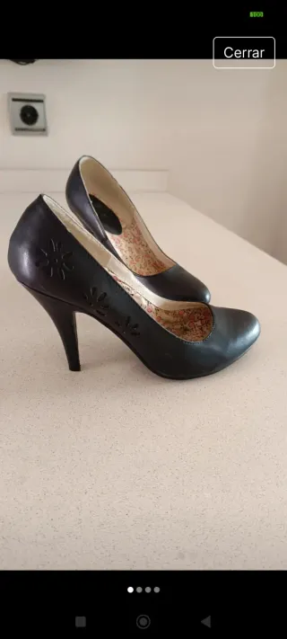 Zapatos de tacón negros con flores