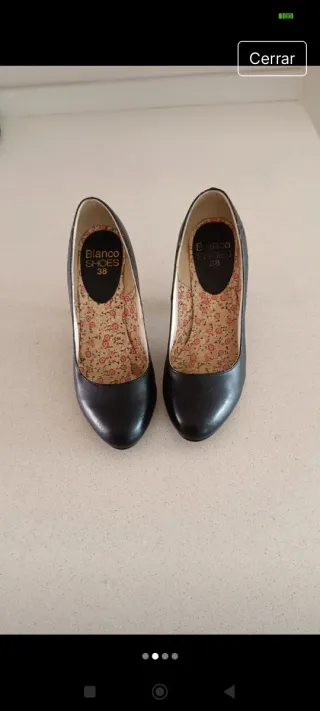 Zapatos de tacón negros con flores