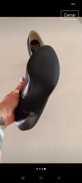 Zapatos de tacón negros con flores