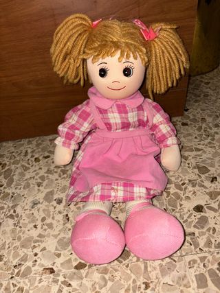 Bambola con vestito rosa e codini