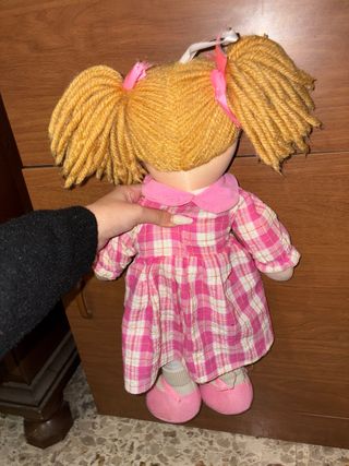 Bambola con vestito rosa e codini