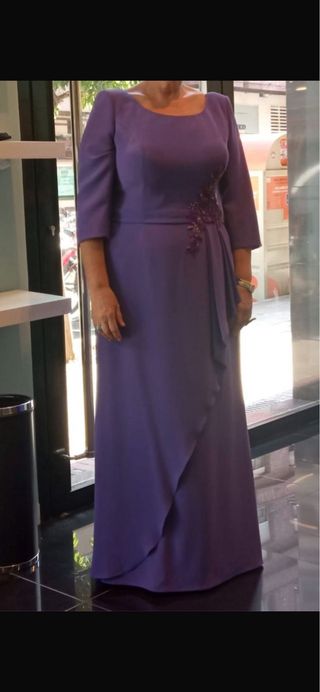 Vestido largo lila con pedrería en el lado izq