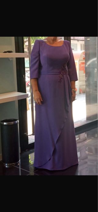 Vestido largo lila con pedrería en el lado izq