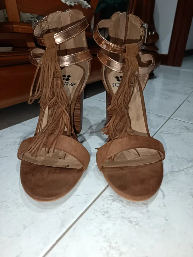 Tacones marrones con flecos talla 39
