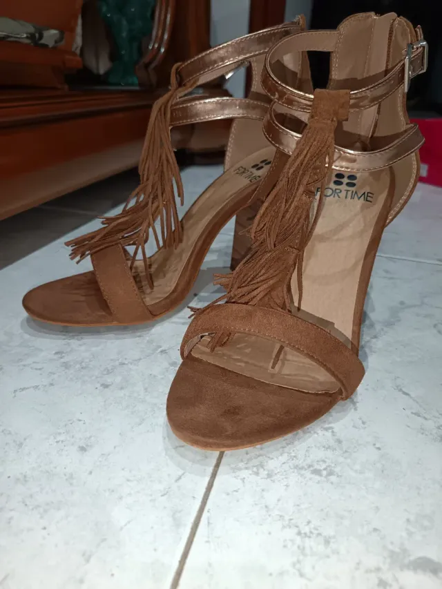 Tacones marrones con flecos talla 39