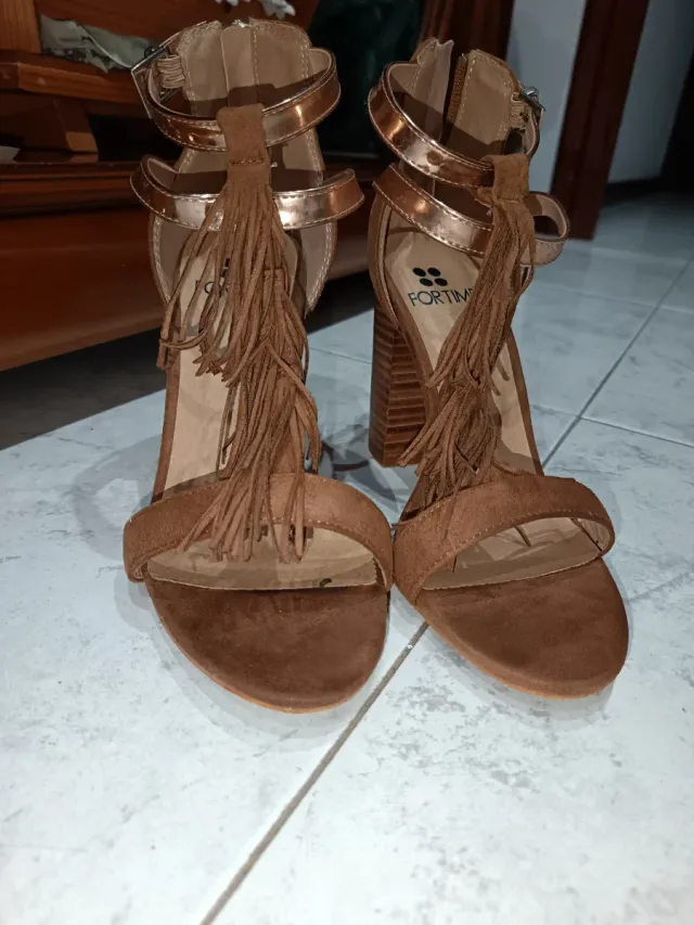 Tacones marrones con flecos talla 39