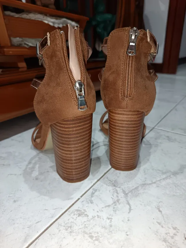 Tacones marrones con flecos talla 39