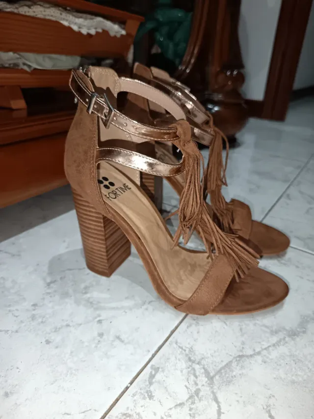 Tacones marrones con flecos talla 39