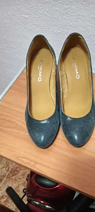 Zapatos de vestir grises solo se han puesto una ve