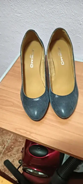 Zapatos de vestir grises solo se han puesto una ve
