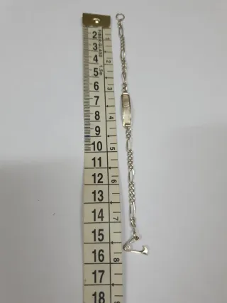 Pulsera de plata con placa y charm