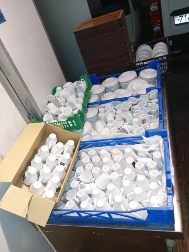 Lote de 150 tazas,14o  platos 140 bandejas