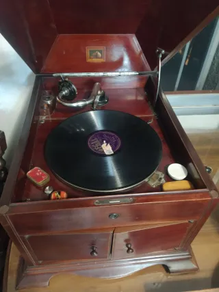 Gramola Antigua de Madera