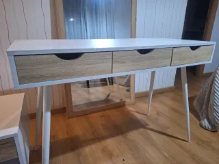 Escritorio y mesita de noche