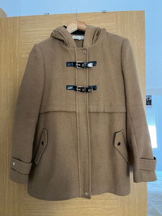 Abrigo beige con capucha y detalles