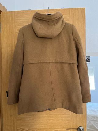 Abrigo beige con capucha y detalles