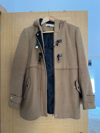 Abrigo beige con capucha y detalles