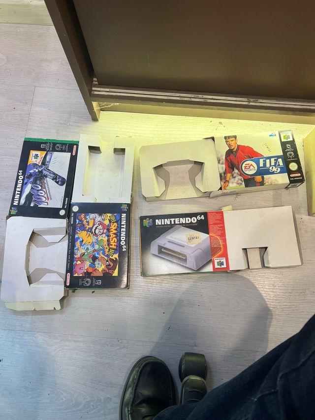 Nintendo 64: Super Smash Bros, FIFA 99, cajas