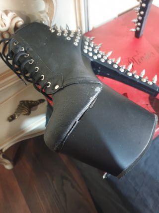 Botines Pleaser negros con tachuelas