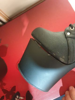 Botines Pleaser negros con tachuelas