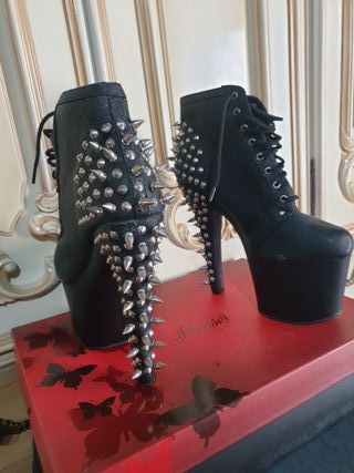 Botines Pleaser negros con tachuelas