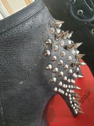 Botines Pleaser negros con tachuelas