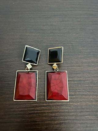 Pendientes largos rectangulares rojos y negros