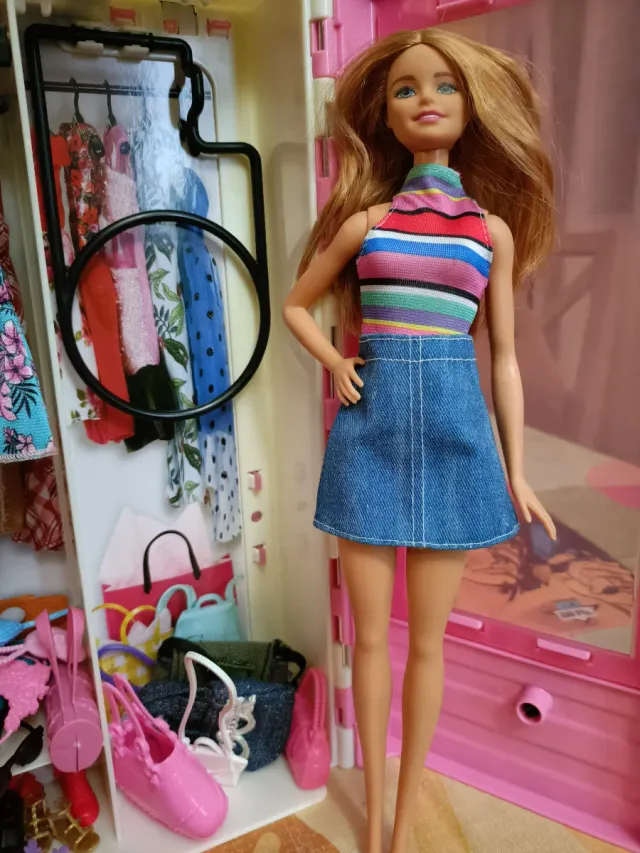 Armario Barbie con accesorios con Barbie