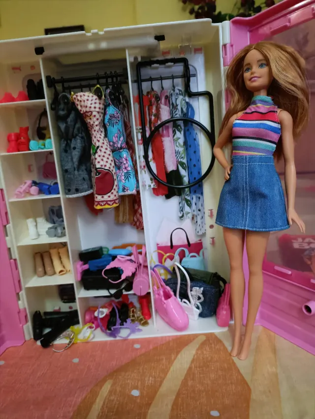 Armario Barbie con accesorios con Barbie