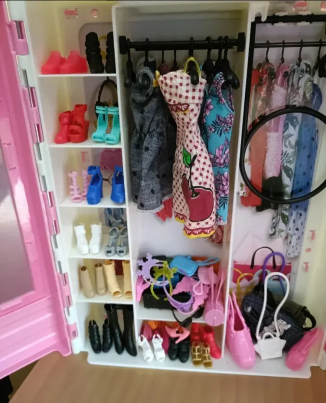 Armario Barbie con accesorios con Barbie