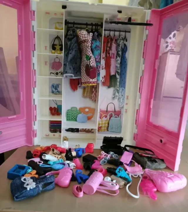 Armario Barbie con accesorios con Barbie