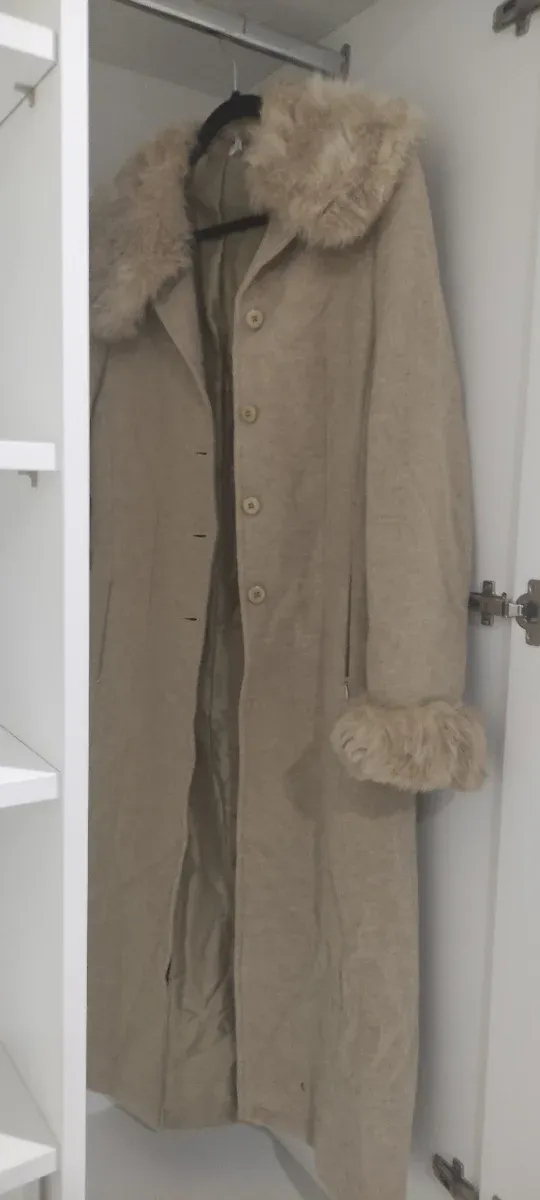 Abrigo largo camel con cuello y puños de pelo.
