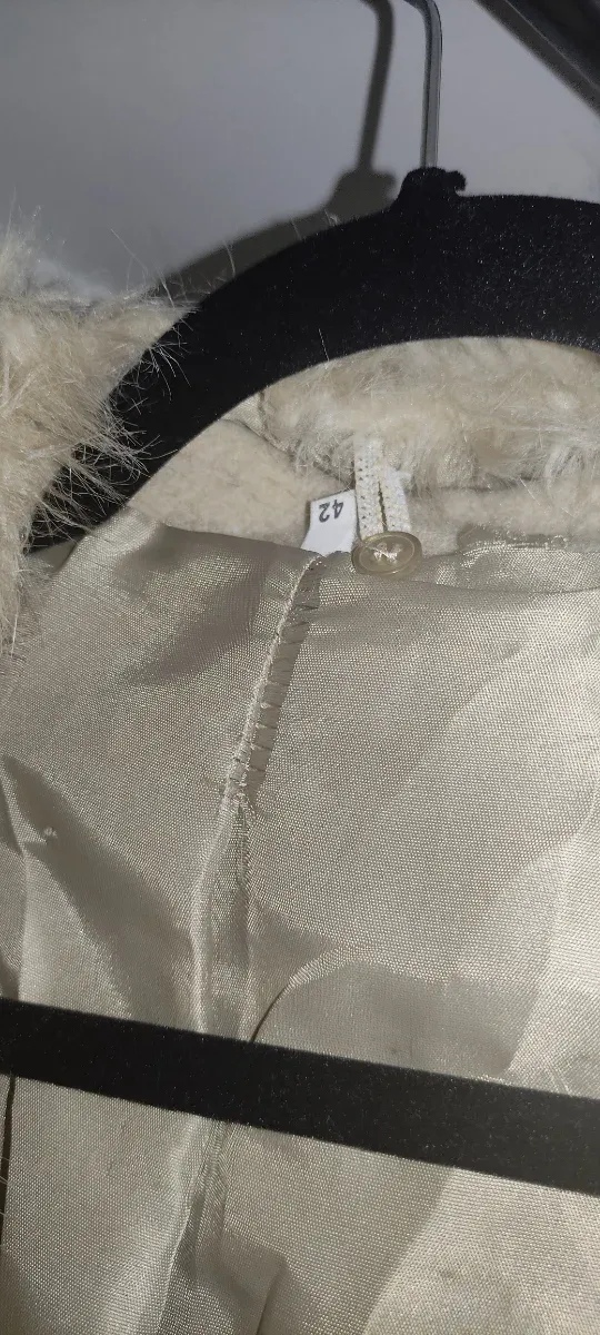 Abrigo largo camel con cuello y puños de pelo.