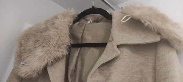 Abrigo largo camel con cuello y puños de pelo.