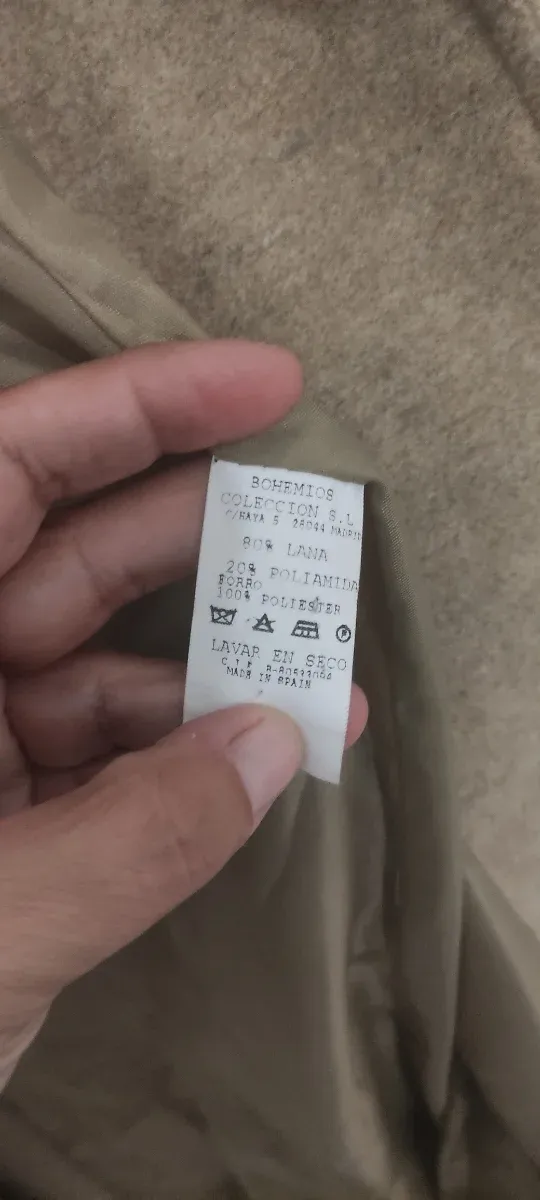 Abrigo largo camel con cuello y puños de pelo.