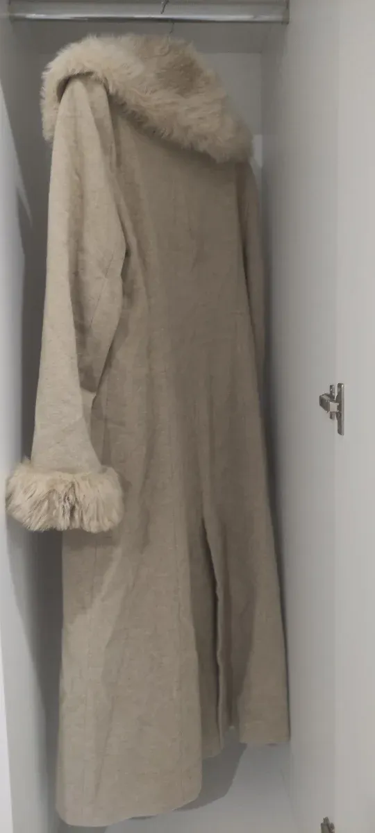 Abrigo largo camel con cuello y puños de pelo.