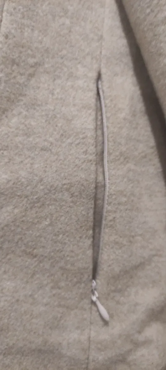 Abrigo largo camel con cuello y puños de pelo.