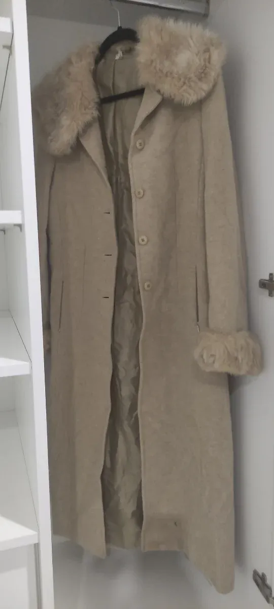 Abrigo largo camel con cuello y puños de pelo.