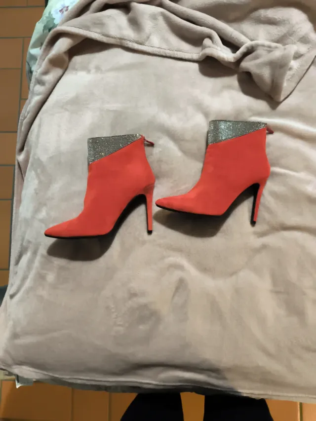 Stivaletti eleganti rossi con strass, in perfette