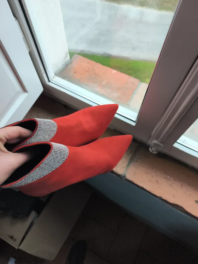 Stivaletti eleganti rossi con strass, in perfette