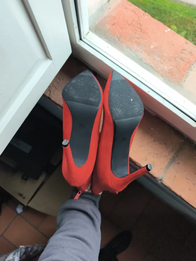 Stivaletti eleganti rossi con strass, in perfette