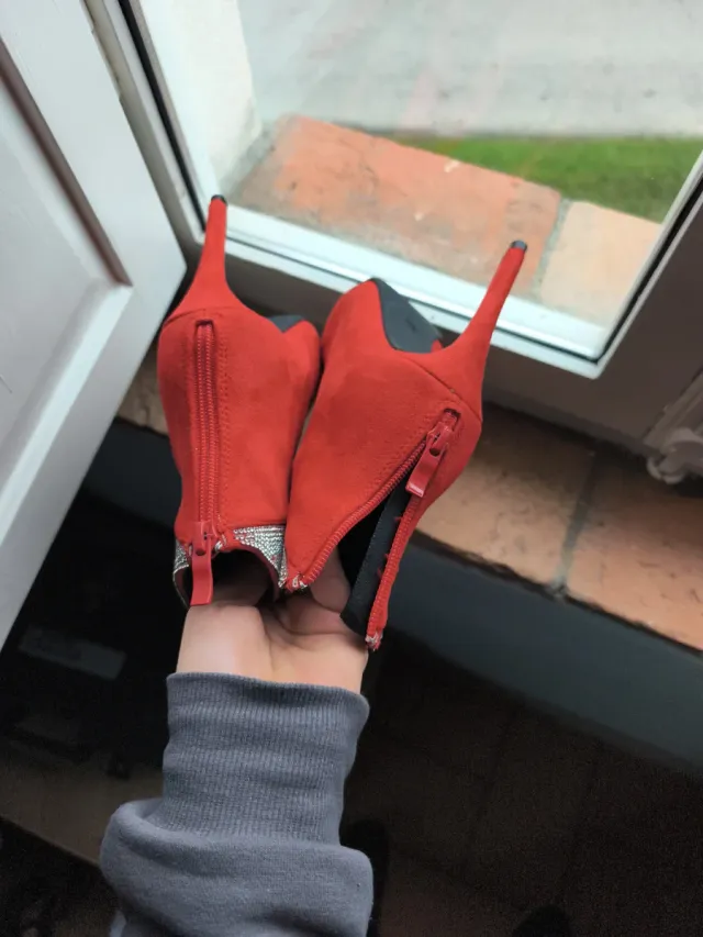 Stivaletti eleganti rossi con strass, in perfette