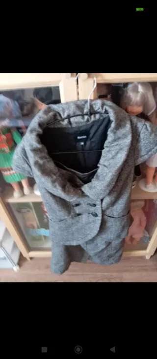 Traje chaqueta y falda marrón y Beige.