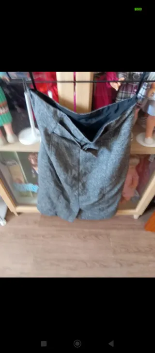 Traje chaqueta y falda marrón y Beige.