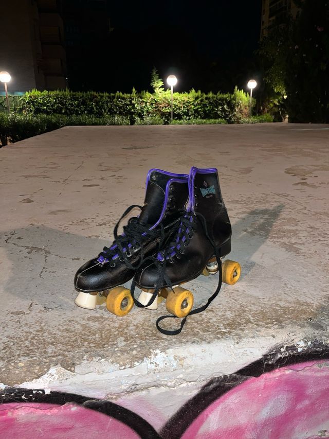 Patines de 4 ruedas negros y línea morado