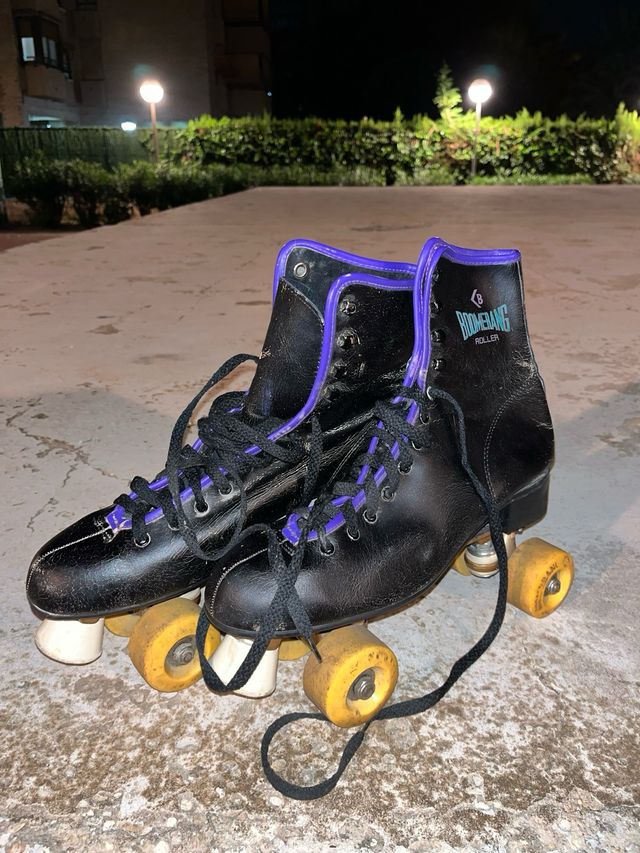 Patines de 4 ruedas negros y línea morado