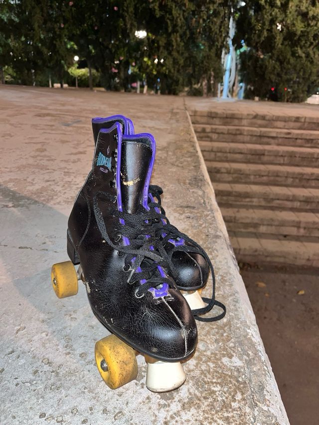 Patines de 4 ruedas negros y línea morado