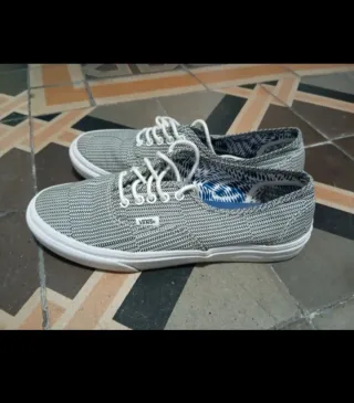 Zapatillas Vans grises y blancas