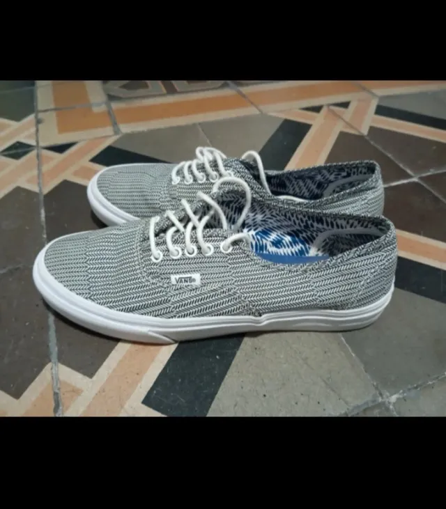 Zapatillas Vans grises y blancas